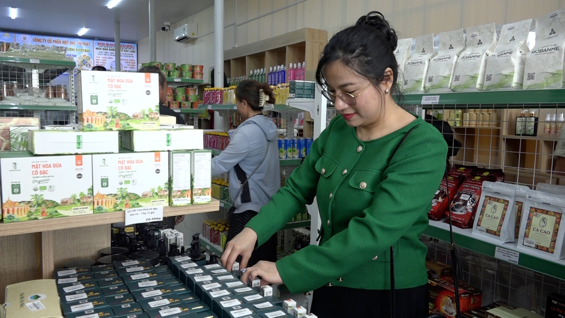 khách hàng trai nghiệm mua sắm tai siêu thị